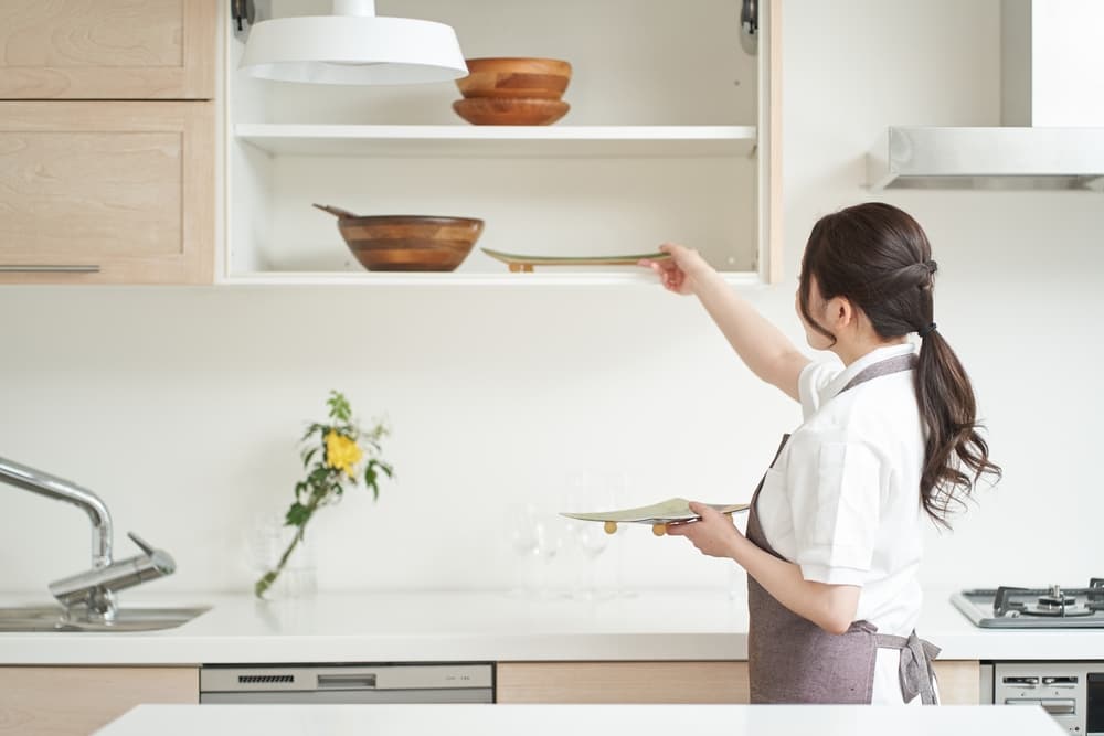 What is the step-by-step procedure for organizing kitchen cabinets